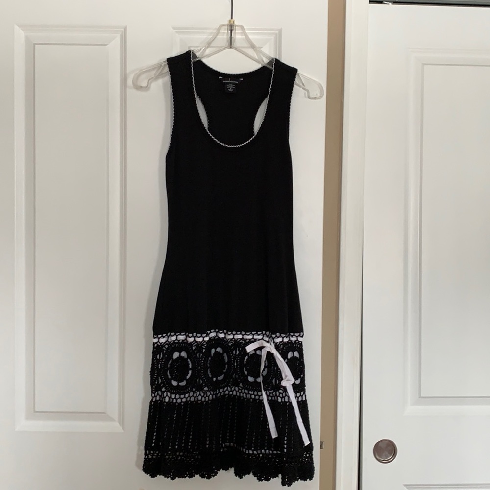 Moda black and white racer back dress
